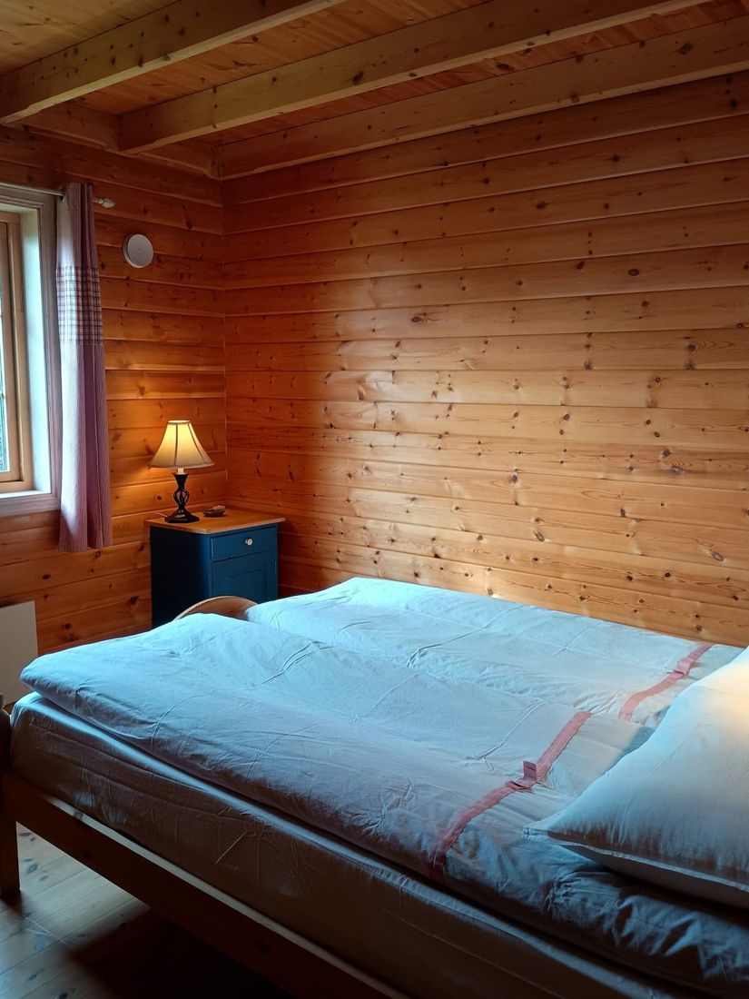 Camera con letto matrimoniale e vista sul lago