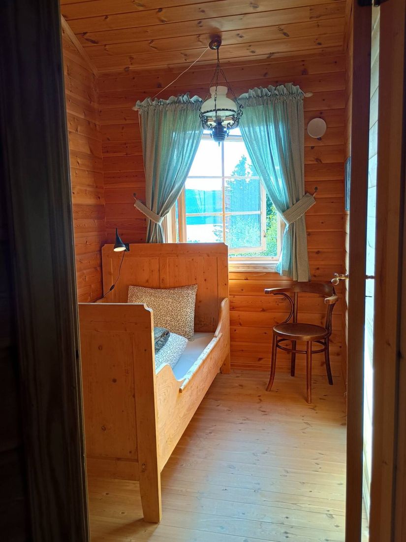 Camera singola, letto in legno