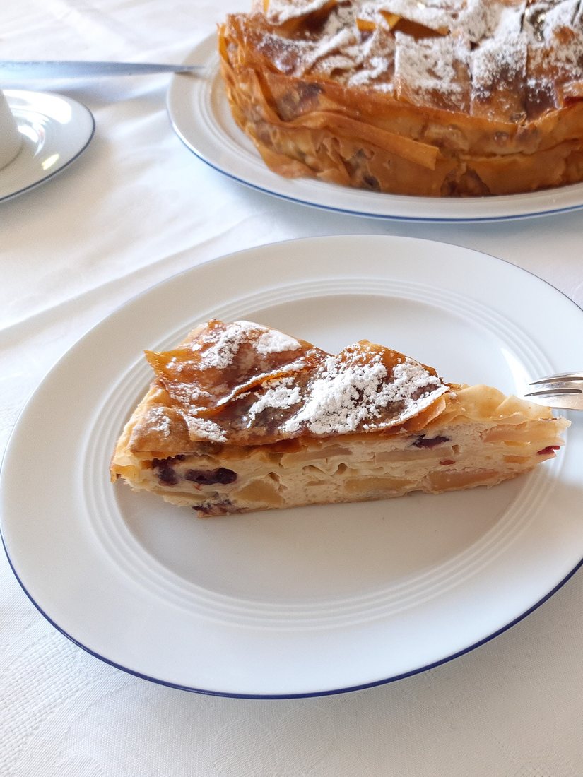 Una fetta di torta servita con il caffè