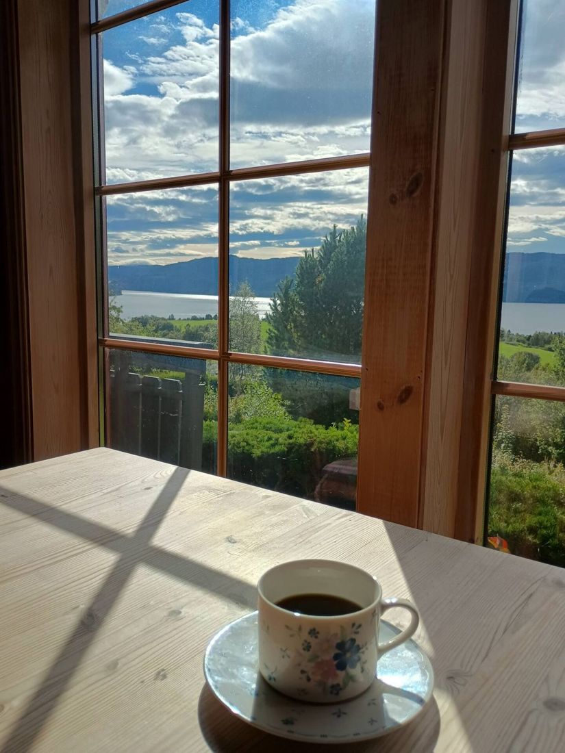 Il caffè del mattino di fronte al lago
