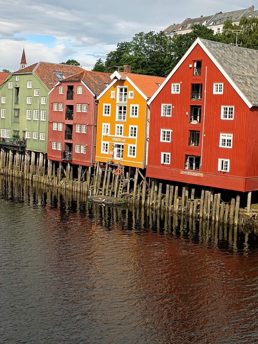 Le case su palafitte di Trondheim