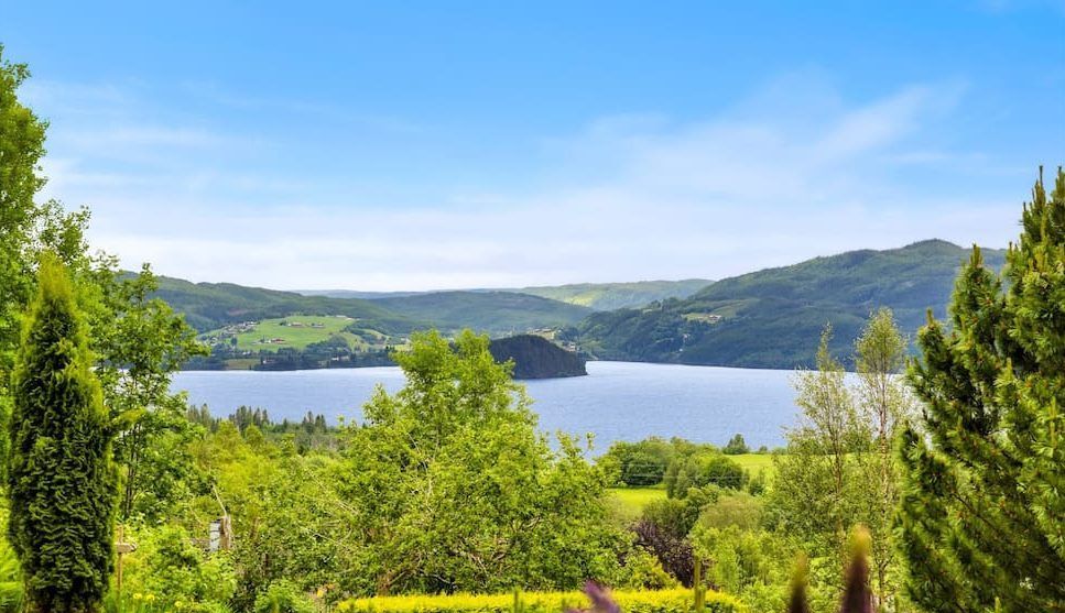 Il lago di Selbu visto dal giardino