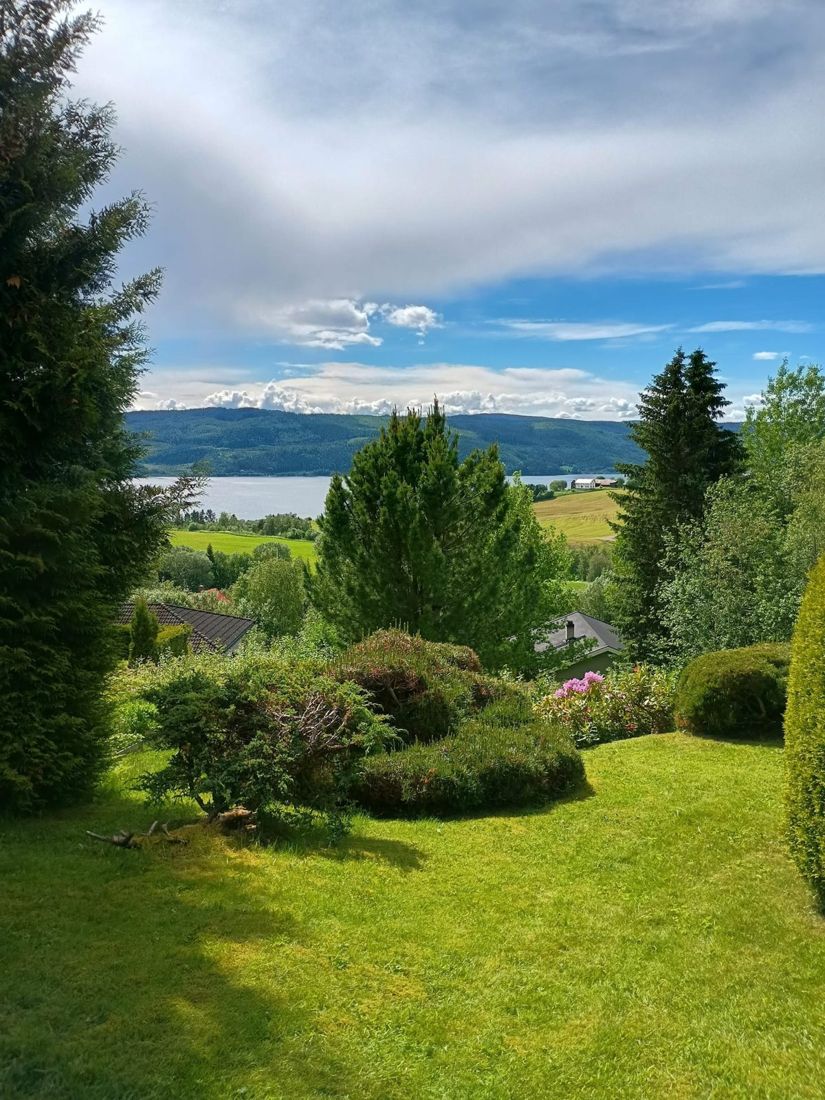 Il lago di Selbu visto dal giardino della casa